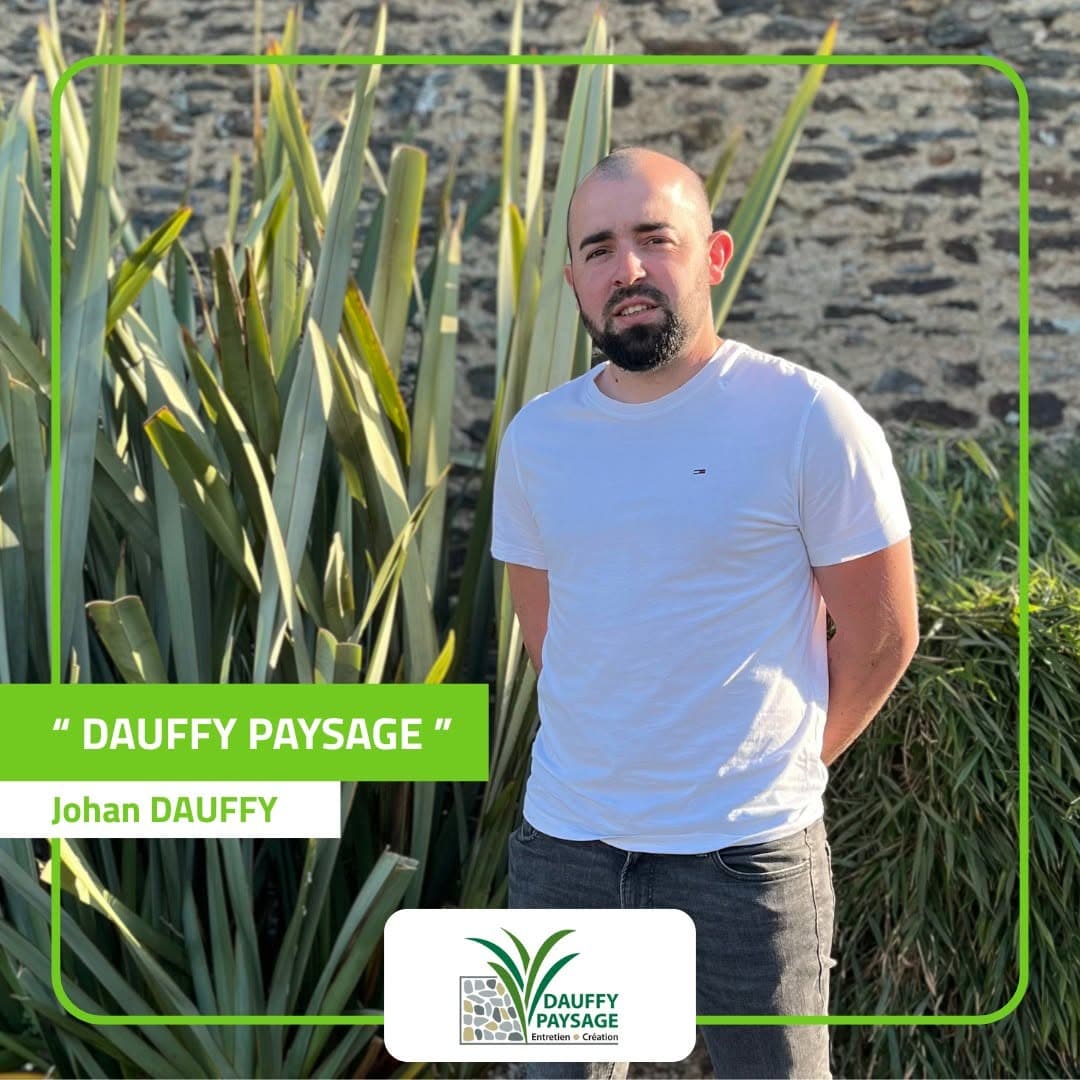 Johan Dauffy, fondateur de Dauffy Paysage, devant un massif de graminées