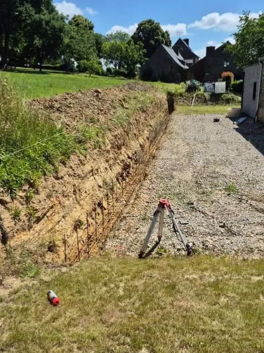 Terrassement d'un talus et ferraillage d'un mur de soutènement, niveau laser sur trépied