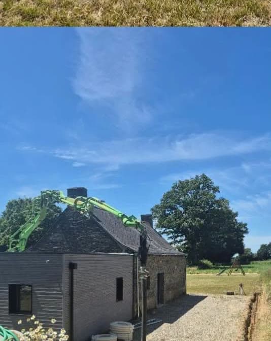 Chantier de maçonnerie autour d'une longère, pompe à béton en action